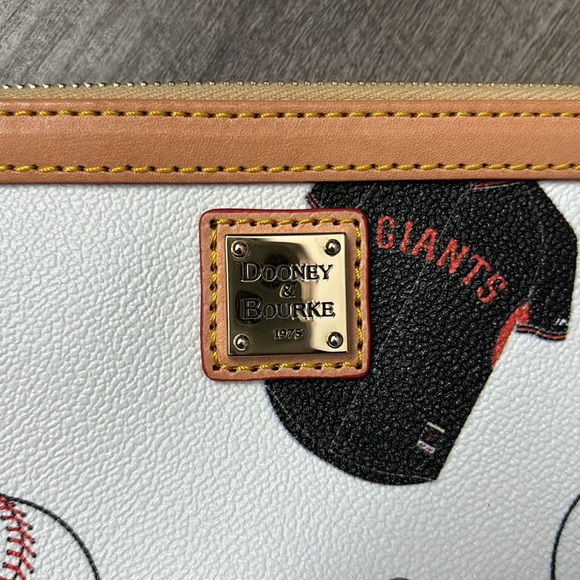 Women’s Dooney and Bourke San Francisco Giants Edition Wristlet Purse - Picture 4 of 6